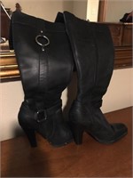 Ladies size 9 black like new guess boots.