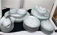 43 pces Dinnerware