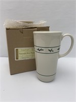 Traditional Holly travel mug