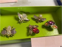 5 COSTUME JEWELED PIN / BROOCHES