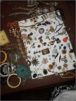 MIXED LOT OF VINTAGE COSTUME JEWELRY