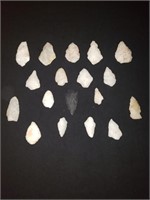 18 INDIAN ARROWHEADS IN LIDDED WOOD BOX