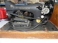 Vintage 1948 Singer Sewing Machine in wood case