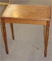 SMALL SPINDLE LEGGED ACCENT TABLE