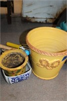 SELECTION OF GARDENING POTS AND HAND TOOLS
