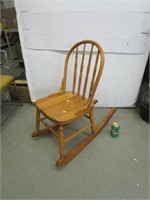 Petite chaise berçante en bois