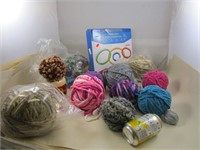 Plusieurs balles de laine et ensemble de tricotin
