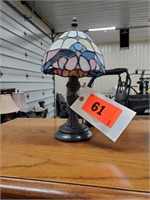 SMALL VANITY LAMP W/ TIFFANY STYLE RESIN SHADE