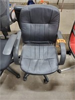 BLACK ROLLING COMPUTER CHAIR