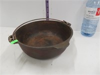 Cast iron pot, 8'' dia, 2qt
