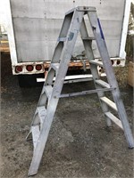 2 SIDED 6 FOOT STEP LADDER