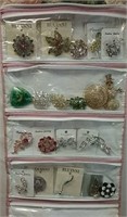 21 Asst. Brooches & Pins with Jewellery Wrap Roll