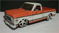 Diecast 1972 Chevrolet Cheyenne Pickup Scale 1:24