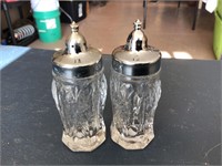 Salt & pepper shaker set