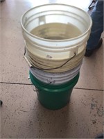 4 5-gallon buckets
