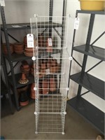 Adjustable crate shelf