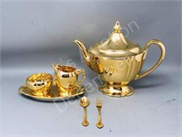 Royal Winton tea pot & C & R on tray