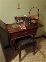 SINGER 246 SEWING MACHINE IN WOOD CABINET