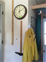 Franklin clock, yardstick, size xlarge rain suit