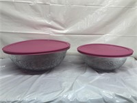 Two Pyrex clear bowls with matching lids