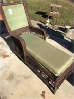 Vintage Wicker Chaise (Great Shape / Nice)