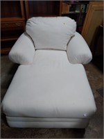 Creme Lounge Chair w Pillows