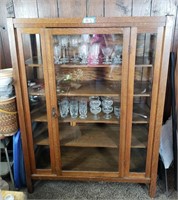 OAK DISPLAY CABINET (DOES NOT INCLUDE CONTENTS)