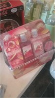 Pomegranate mango bath gift set sealed in plastic