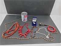 Articles variées colliers,bracelet ,pipe, broche