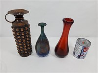 Vases en verre / cruche en cuivre