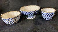 3 Russian porcelain bowls in Cobalt Net, Hand