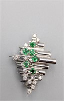 14 KT WHITE GOLD DIAMOND AND EMERALD SET BROOCH