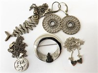 Assorted sterling silver jewelry weighs 20 grams
