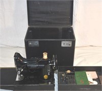 VINTAGE SINGER FEATHER WEIGHT SEWING MACHINE !