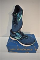 BROOKS RUNNING SHOES SIZE 7 DW - NEW