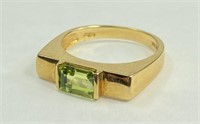 10K Gold Ring w/ Peridot Stone 3.5 g