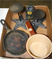 FLAT BOX OF METAL KITCHEN AND DECORATION ITEMS
