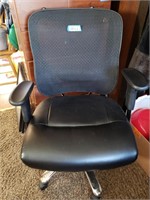 BLACK OFFICE / COMPUTER CHAIR