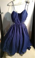size 3 beautiful blue juniors dress. sides are