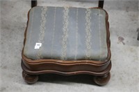 ANTIQUE FOOTSTOOL 16"X15"X8'