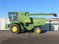 JD Titan II 8820 Combine w/Wheat Header