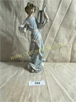 102-Lladro Hand Made in Spain Figurine