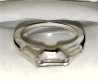 14k white gold ring w cz side stones 3.2g