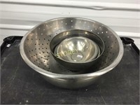 4 S/S Mixing Bowls & Strainer