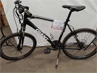 MENS BLACK GIANT MOUNTAIN BIKE