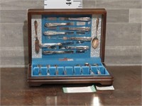 SETTING FOR 8 (ROGERS BROTHERS) SILVERWARE & CASE