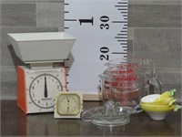 KITCHEN SCALE & SET OF 3 PYREX MEASURING CUPS