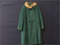 LADIES GREEN COAT WITH FUR COLLAR/ SIZE SMALL