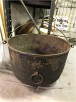 Cast iron kettle w/ feet, S-hook for hanging