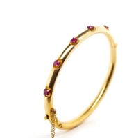 Pink gemstone and 14ct yellow gold bangle
